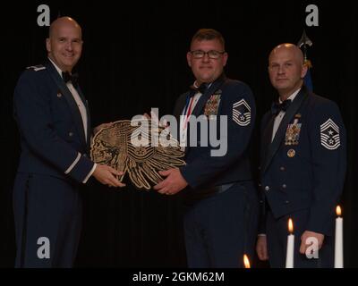 Senior Master Sgt. Daniel Bragdon, Leiter des Flugs der 49. Logistics Readiness Squadron Vehicle Maintenance, nimmt während der Zeremonie zur Anerkennung des Chefs am 22. Mai 2021 auf dem Luftwaffenstützpunkt Holloman, New Mexico, eine Plakette entgegen. Vier Personen vom Team Holloman nahmen ihre Rollen an, um in der obersten Ebene der nicht beauftragten Offiziere der US-Luftwaffe den höchsten Rang zu erreichen. Im Rang eines Chief Master Sergeant übernehmen die Airmen die Verantwortung, ein hochrangiger Berater zu sein und zielgerichtete Strategien zu entwickeln, um Airmen mit Charakter- und Missionsfokus zu führen. Stockfoto