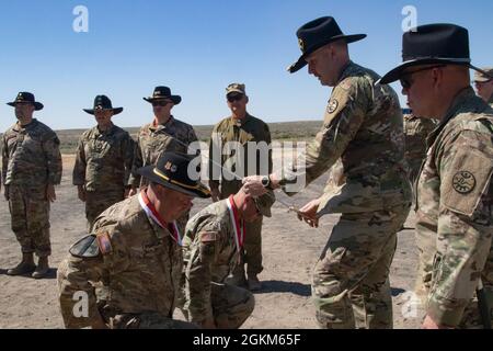 Oregon Army National Guard Sgt. 1st Class Lonnie Harrison (vorne links) und Sgt. 1. Klasse Michael White mit Charlie-Truppe, 3. Geschwader, 116. Kavallerieregiment, erhalten den Orden des heiligen Georg von LT. Col. Seth Musgrove und Command Sgt. Maj. Mike Walker während des Trainings im Orchard Combat Training Center in der Nähe von Boise, ID, 19. Juni 2021. Der Orden des heiligen Georg ist eine Bruderschaft von etablierten Führern der Kavallerie, wobei die Annahme durch Empfehlungen ihrer Kollegen initiiert wird. Stockfoto