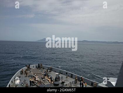 210522-N-OI940-1058 STRASSE VON GIBRALTAR (22. Mai 2021) das amphibische Sturmschiff USS Iwo Jima (LHD 7) der Wespenklasse, rechts, Und das Harpers Ferry-Klasse Dock-Landungsschiff USS Carter Hall (LSD 50) durchfährt die Straße von Gibraltar hinter dem amphibischen Transport-Dock-Schiff USS San Antonio (LPD 17), nicht abgebildet, 22. Mai 2021. San Antonio ist in der Straße von Gibraltar mit dem Amphibiengeschwader 4 und der 24. Marine Expeditionary Unit (MEU) als Teil der Iwo Jima Amphibious Ready Group tätig. Stockfoto