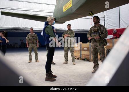 Trine Bramsen, die dänische Verteidigungsministerin, besucht am 23. Mai 2021 eine Helikoptereinheit der Königlich Dänischen Luftwaffe auf dem Luftwaffenstützpunkt Al Asad im Irak. Die Helikoptereinheit ist kürzlich zur Unterstützung der NATO-Mission Irak nach Al Asad umgezogen. Stockfoto