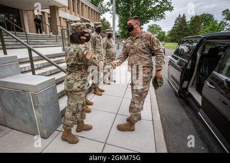 Col. Lisa J. Hou D.O., links, Interims-Adjutant General, begrüßt Maj. General Mark H. Landes, links, Kommandant der First Army Division East, im New Jersey Department of Military and Veterans Affairs, Lawrenceville, N.J., 24. Mai 2021. Die First Army Division East ist für die Mobilisierung, Schulung, Bereitschaftskontrolle und den Einsatz von Soldaten der Nationalgarde der Armee verantwortlich. Stockfoto