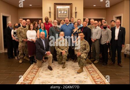 Sektionsleiter und Kommandeure treten der General der US Army Brigadier, Kimberly M. Colloton (Front Row Knieling, Center), Kommandantin des US Army Corps of Engineers Transatlantic Division und ihrem Kommandoteam, John Adams (Front Row Knieling Left), Director of Programs & Business, U.S. Army Corps of Engineers Transatlantic Division and Command Sergeant Major, Delfin J. Romani (Front Row Knieling Right), Command Sergeant Major U.S. Army Corps of Engineers Transatlantic Division, für ein Gruppenfoto auf der jährlichen Strategic Off-Site in Winchester, Virginia, 24. Mai 2021. Stockfoto