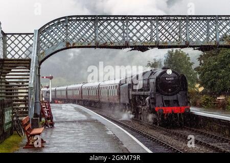 Black Prince 92203 BR 9F Dampflokomotive, die einen Personenzug auf der North Norfolk Railway in den Bahnhof Weybourne zieht Stockfoto