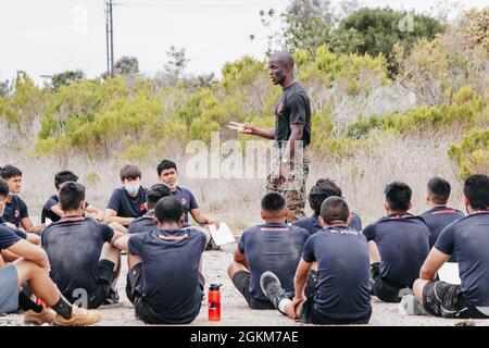 Gordon Emmanuel, der Kommandeur der Rekrutierungsstation Orange County, spricht mit zukünftigen Marines darüber, wie sie am 15. Mai 2021 bei einer Veranstaltung in Seal Beach, Kalifornien, am besten mental, moralisch und körperlich auf Rekrutierungstraining vorbereitet sein können. RS Orange County veranstaltete eine Trainingsfunktion für zukünftige Marineinfanterinnen, die voraussichtlich in diesem Sommer zur Rekrutierungsausbildung im Marine Corps Recruit Depot San Diego ausliefern werden. Stockfoto