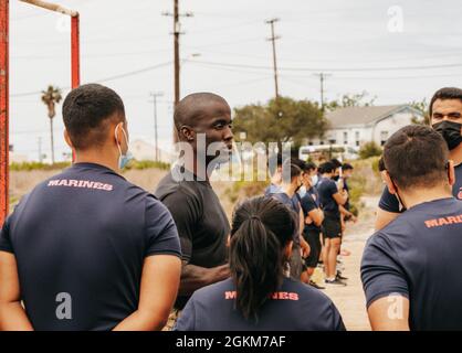 Gordon Emmanuel, der Major des US-Marine Corps, der Kommandant der Rekrutierungsstation Orange County, spricht mit zukünftigen Marines darüber, wie man sich während einer Trainingsveranstaltung am 15. Mai 2021 in Seal Beach, Kalifornien, ausbilden und besser darauf vorbereiten kann, ihre Pull-up-Fähigkeit weiter zu verbessern. RS Orange County veranstaltete eine Trainingsfunktion für zukünftige Marineinfanterinnen, die voraussichtlich in diesem Sommer zur Rekrutierungsausbildung im Marine Corps Recruit Depot San Diego ausliefern werden. Stockfoto