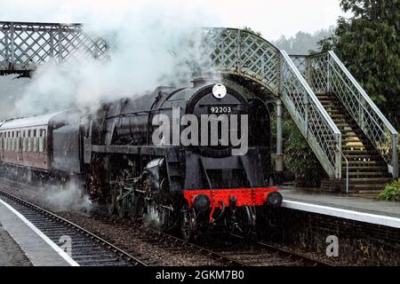 Black Prince 92203 BR 9F Dampflokomotive, die einen Personenzug auf der North Norfolk Railway in den Bahnhof Weybourne zieht Stockfoto