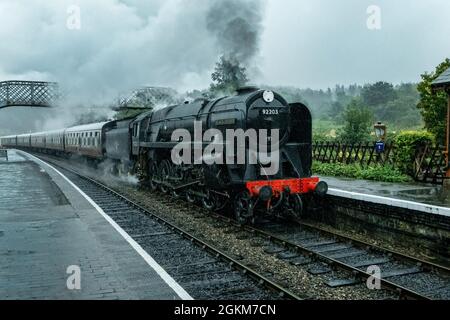 Black Prince 92203 BR 9F Dampflokomotive, die einen Personenzug auf der North Norfolk Railway in den Bahnhof Weybourne zieht Stockfoto