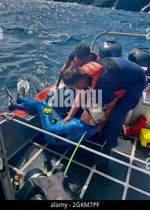 Küstenwache Boat Forces Detachment St. Thomas und Coast Guard Air Station Borinquen Crews Vereinten ihre Anstrengungen, um einen Taucher in Not vor Dutchcap Cay in St. Thomas, US Virgin Islands, zu retten 24. Mai 2021. Der Mann, der in den 60er Jahren US-Bürger sein soll, befand sich etwa vier Stunden im Wasser, bevor er über 1.7 Seemeilen nördlich von seiner ursprünglichen Position gerettet wurde. Stockfoto