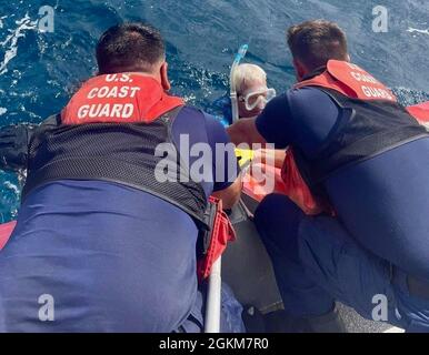 Küstenwache Boat Forces Detachment St. Thomas und Coast Guard Air Station Borinquen Crews Vereinten ihre Anstrengungen, um einen Taucher in Not vor Dutchcap Cay in St. Thomas, US Virgin Islands, zu retten 24. Mai 2021. Der Mann, der in den 60er Jahren US-Bürger sein soll, befand sich etwa vier Stunden im Wasser, bevor er über 1.7 Seemeilen nördlich von seiner ursprünglichen Position gerettet wurde. Stockfoto