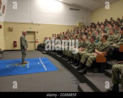 Hinterer Adm. Philip Sobeck, Kommandant der Expeditionary Strike Group 3, spricht mit Midshipmen während der Einführung der Career Orientation and Training for Midshipmen (CORTRAMID) Surface Week auf der Naval Amphibious Base Coronado, Kalifornien, Mai 24. CORTRAMID ist ein Programm, das Midships der zweiten und dritten Klasse aus verschiedenen Programmen des Naval Reserve Officers Training Corps (NROTC) beherbergt und Möglichkeiten zur Orientierung an Oberflächen-, U-Boot-, Luftfahrt- und Marine-Korps bietet. Stockfoto