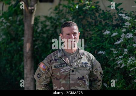 Spc. Albano Bombaj von der Bravo Company der Florida Army National Guard, 2. Bataillon, 124. Infanterie-Regiment, hat eine besondere Verbindung zur diesjährigen Ausbildung bei DEFENDER-Europe 21: Er wurde in Albanien geboren und ist seit dem Umzug seiner Familie Anfang der 1990er Jahre nicht mehr zurück. „Meine Familie zog nach Griechenland, als ich jung war, und dann in den frühen 2000er Jahren in die Vereinigten Staaten, bevor ich in die aktive Dienstarmee aufgenommen wurde. Es war großartig, zurückzukehren und Albanien so zu sehen, mit Soldaten aus meinem Heimatland zu interagieren“, sagte Bombaj. Stockfoto