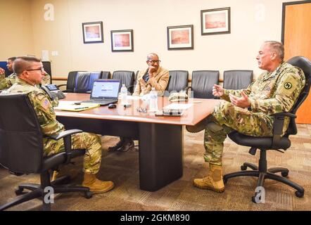 Brig. General Joseph A. Ricciardi (rechts), stellvertretender General der 81st Readiness Division – Support, traf sich mit John L. Hewitt (Mitte), dem Vorstandsvorsitzenden des 412th Theatre Engineer Command (TEC) und Colon Frank Witsberger (links), dem stellvertretenden Stabschef G3-R, am TEC-Hauptsitz in Vicksburg, Mississippi, Mai 24, Zur Beurteilung der Fähigkeiten und Anforderungen von Befehlsingenieure. Der Besuch von Ricciardi fällt mit der Rückkehr des TWR in die Arbeit zusammen. Stockfoto