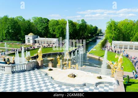 Große Wasserfall Brunnen in Petergof, Russland Stockfoto