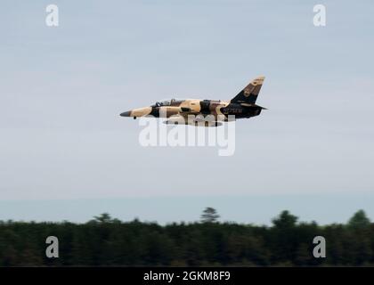 Ein Aero L-159 Aggressor fliegt während der Übung Mobility Guardian 2021 im Alpena Combat Readiness Training Center, Michigan, 24. Mai 2021 über die Fluglinie. Mehr als 1,800 Übungsteilnehmer operierten 18 Mobilitätsflugzeuge an sechs Standorten in Michigan und Wisconsin, um die Bereitschaft des Air Mobility Command zu bestätigen, Rapid Global Mobility für Amerika und die Joint Force bereitzustellen. Stockfoto