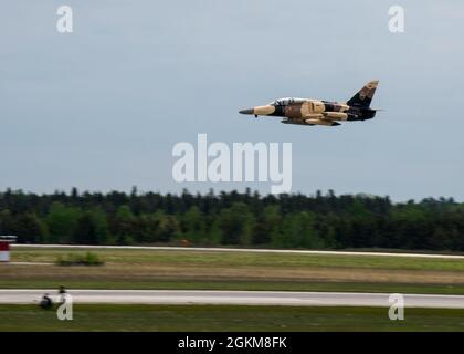 Ein Aero L-159 Aggressor fliegt während der Übung Mobility Guardian 2021 im Alpena Combat Readiness Training Center, Michigan, 24. Mai 2021 über die Fluglinie. Die herausfordernde Übung simuliert den Kampf gegen einen hochfähigen Gegner in einer umkämpften, degradierten und operativ begrenzten Umgebung, die auf erwarteten zukünftigen Bedrohungen basiert. Stockfoto