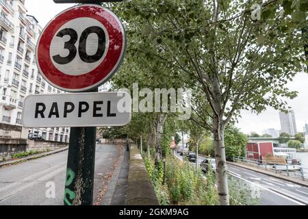 Ein Schild, das an die Geschwindigkeitsbegrenzung auf 30 Stundenkilometer erinnert, die Anfang September 2021 vom Bürgermeister von Paris durchgesetzt wurde. Paris, Frankreich, 14. September 2021. Foto von Daniel Derajinski/ABACAPRESS.COM Stockfoto