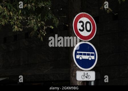 Über einem Schild, das auf einen Weg für Busse und Fahrräder hinweist, ein Schild, das auf eine Zone der Geschwindigkeitsbegrenzung von 30 Kilometern pro Stunde hinweist, die Anfang September 2021 vom Bürgermeister von Paris durchgesetzt wurde. Paris, Frankreich, 14. September 2021. Foto von Daniel Derajinski/ABACAPRESS.COM Stockfoto