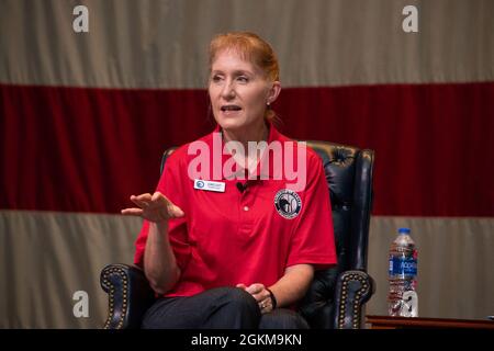 Maxwell AFB, Ala. - Maj. Gen. Jeannie M Leavitt, Director of Operations and Communications, Headquarters Air Education and Training Command, spricht während ihres Interviews am 24. Mai 2021 im Polifka Auditorium, Maxwell AFB, mit den Teilnehmern der Eagles. Maj Gen Leavitt ist die erste weibliche Kampfpilotin der US-Luftwaffe und erste weibliche Kommandantin des 57. Flügels auf der Nellis AFB. Stockfoto