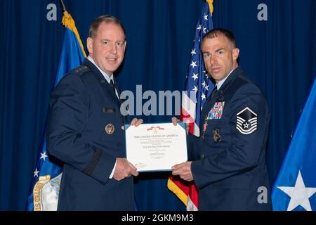 Maxwell AFB, Ala. - Lieut. General James B. Hecker (links), Kommandant und Präsident der Air University, überreicht den Bronzestern an das 42d-Mitglied der Sicherheitskräfte, Master Sgt. John Haines, 24. Mai 2021. Haines erhielt den Bronzestern für seine Aktionen, als er letztes Jahr auf dem Luftwaffenstützpunkt Al Asad im Irak eingesetzt wurde. Stockfoto