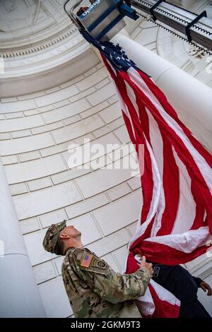 US-Armeekolonist Michael Binetti, Stabschef des Nationalfriedhofs von Arlington, hilft beim Aufhängen von US-Flaggen im Memorial Amphitheater auf dem Arlington National Cemetery, Arlington, Virginia, 25. Mai 2021. Stockfoto