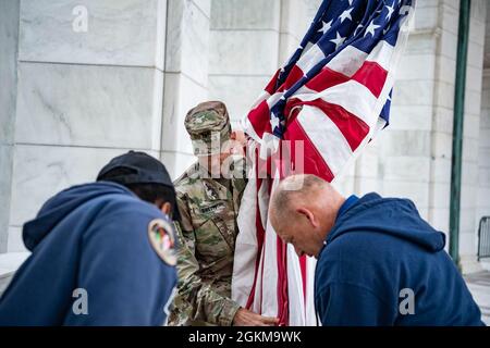 Der US-Armeekolonist Michael Binetti , Stabschef des Nationalfriedhofs von Arlington, hilft beim Aufhängen von US-Flaggen im Memorial Amphitheater auf dem Arlington National Cemetery, Arlington, Virginia, 25. Mai 2021. Stockfoto