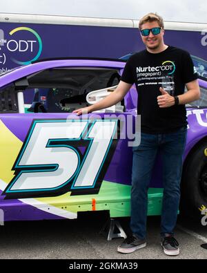 Der Fahrer der National Association for Stock Car Auto Racing (NASCAr), Garrett Smithley, zeigt sich vor seinem Showcar an der Marine Corps Air Station (MCAS) Cherry Point, North Carolina, 25. Mai 2021. Smithley und sein Team waren bei MCAS Cherry Point zu Gast, um im Rahmen der „Military Salutes Campaign“ ein Treffen mit Dienstmitgliedern, zivilen Mitarbeitern und ihren Familien zu veranstalten, um den Streitkräften zu danken. Das Vorhandensein von Werbung stellt keine Billigung seitens des U.S. Marine Corps und MCAS Cherry Point dar. Stockfoto