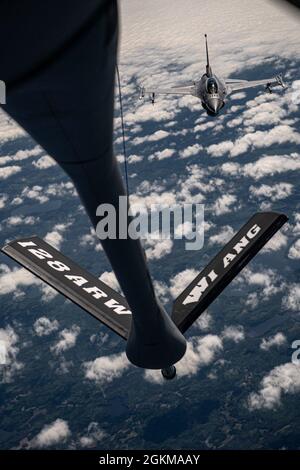 Ein Pilot der Duluth Air National Guard vom 148. Kampfflugzeug-Flügel betankt seine General Dynamics F-16 Fighting Falcon von einer Boeing KC-135 Stratotanker aus dem 128. Lufttankflügel in Milwaukee Wisconsin während einer Luftbetankungsmission über Upper Michigan am 22. Februar 2021. Stockfoto