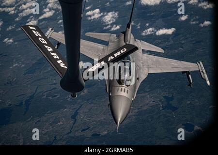 Ein Pilot der Duluth Air National Guard vom 148. Kampfflugzeug-Flügel betankt seine General Dynamics F-16 Fighting Falcon von einer Boeing KC-135 Stratotanker aus dem 128. Lufttankflügel in Milwaukee Wisconsin während einer Luftbetankungsmission über Upper Michigan am 22. Februar 2021. Stockfoto