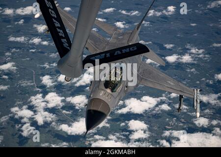 Ein Pilot der Duluth Air National Guard vom 148. Kampfflugzeug-Flügel betankt seine General Dynamics F-16 Fighting Falcon von einer Boeing KC-135 Stratotanker aus dem 128. Lufttankflügel in Milwaukee Wisconsin während einer Luftbetankungsmission über Upper Michigan am 22. Februar 2021. Stockfoto