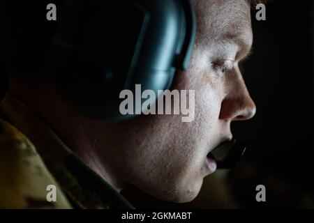 Jacob Stahly, Senior Airman der US Air Force, ein Spezialist für KC-10 Extender-Luftbetankung, der der 32. Lufttankschwadron, Joint Base McGuire-Dix-Lakehurst, NJ, zugewiesen wurde, betankt während der Übung Mobility Guardian 21 einen F-16C-Kampffalcon der Ohio Air National Guard, der dem 180. Kampfflügel der Toledo Air National Guard Base, Ohio, zugewiesen wurde, 25. Mai 2021 in der Nähe des Flughafens Oscoda-Wurtsmith, Michigan. Der Mobility Guardian wird alle zwei Jahre durchgeführt und ist der einzige formelle Service-Level-Mechanismus der Luftwaffe zur Bewertung und Validierung von Fähigkeiten bei Rapid Global Mobility-Missionen, die spezifiziert und impliziert werden Stockfoto