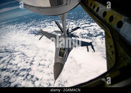 Ein Pilot der Duluth Air National Guard vom 148. Kampfflugzeug-Flügel betankt seine General Dynamics F-16 Fighting Falcon von einer Boeing KC-135 Stratotanker aus dem 128. Lufttankflügel in Milwaukee Wisconsin während einer Luftbetankungsmission über Upper Michigan am 22. Februar 2021. Stockfoto