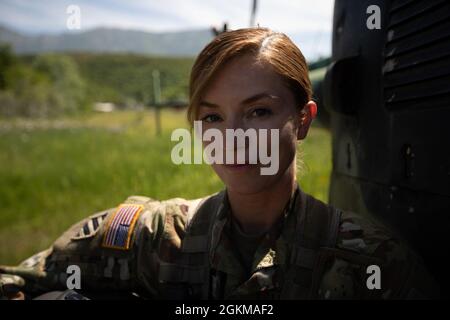 (FLUGPLATZ FARKE, Albanien) --- 2. LT. Valdeta Mehanja, ein Pilot mit dem 1-131. Luftfahrtregiment posierte für ein Foto, 26. Mai 2021. Mehanja ist eine im Kosovo geborene Albanerin und US-Staatsbürgerin; sie hätte nie gedacht, dass sie Albanien vor DEFENDER-Europe 21 besuchen würde. Stockfoto