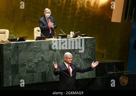 (210915) -- UNITED NATIONS, 15. September 2021 (Xinhua) -- Volkan Bozkir (Front), Präsident der 75. Sitzung der Generalversammlung der Vereinten Nationen (UNGA), hält seine Schlussbemerkungen ab, während UN-Generalsekretär Antonio Guterres während der 105. Und Abschlusssitzung der 75. Sitzung der UNGA im UN-Hauptquartier in New York am 14. September 2021 applaudiert. Die UN-Generalversammlung eröffnete am Dienstag ihre 76. Sitzung. (Evan Schneider/UN Photo/Handout via Xinhua) Stockfoto