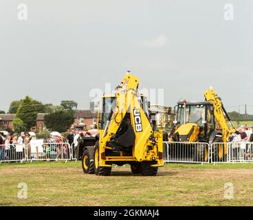 J.C.B. Diggers, die eine Tanzvorstellung bei der Héshire Steam Rally Héshire England UK zeigen. Stockfoto