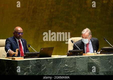 (210915) -- UNITED NATIONS, 15. September 2021 (Xinhua) -- Abdulla Shahid (L), Präsidentin der 76. Sitzung der Generalversammlung der Vereinten Nationen (UNGA), eröffnet, wie UN-Generalsekretär Antonio Guterres ansieht, am 14. September 2021 im UN-Hauptquartier in New York die 1. Plenarsitzung der 76. Sitzung der Generalversammlung der Vereinten Nationen (UNGA). Die UN-Generalversammlung eröffnete am Dienstag ihre 76. Sitzung. (Evan Schneider/UN Photo/Handout via Xinhua) Stockfoto