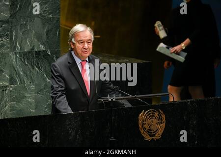 (210915) -- UNITED NATIONS, 15. September 2021 (Xinhua) -- UN-Generalsekretär Antonio Guterres spricht am 14. September 2021 im UN-Hauptquartier in New York über die 105. Und Abschlusssitzung der 75. Sitzung der Generalversammlung der Vereinten Nationen (UNGA). Die UN-Generalversammlung eröffnete am Dienstag ihre 76. Sitzung. (Evan Schneider/UN Photo/Handout via Xinhua) Stockfoto