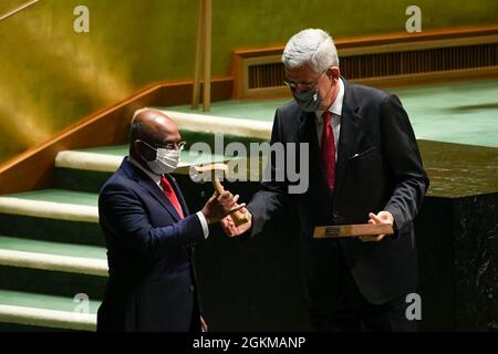 (210915) -- UNITED NATIONS, 15. September 2021 (Xinhua) -- Volkan Bozkir (R), Präsident der 75. Sitzung der Generalversammlung der Vereinten Nationen (UNGA), übergibt den Gavel an Abdulla Shahid, Präsidentin der 76. Sitzung der UNGA, während der 105. Und Abschlusssitzung der 75. Sitzung der UNGA im UN-Hauptquartier in New York am 14. September 2021. Die UN-Generalversammlung eröffnete am Dienstag ihre 76. Sitzung. (Evan Schneider/UN Photo/Handout via Xinhua) Stockfoto