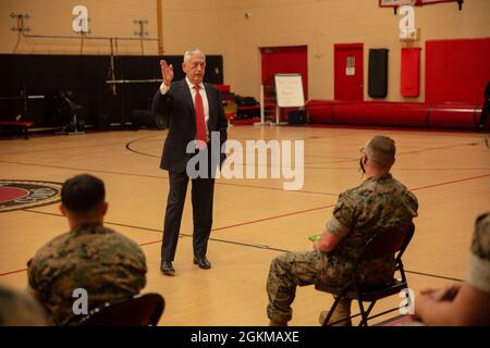 James Mattis, ehemaliger US-Marine-Corps-General und ehemaliger Verteidigungsminister, spricht mit US-Marineinfanteristen mit Hauptquartier und Service-Bataillon, Fleet Marine Force Atlantic, U.S. Marine Corps Forces Command, Camp Elmore, Virginia, 25. Mai 2021. Mattis sprach über Ausdauer, Führungsqualitäten, seine persönlichen Erfahrungen im Marine Corps und verteilte signierte Exemplare seines Buches. Stockfoto