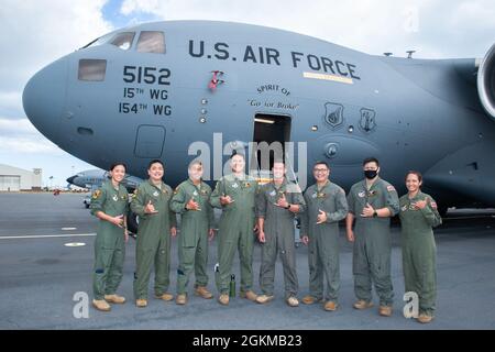 Eine All-Asian American and Pacific Islander Aircrew der 204. Air Betanking Squadron versammelt sich vor einer C-17 Globemaster III am 25. Mai 2021 auf der Joint Base Pearl Harbor-Hickam, Hawaii. Im Rahmen des AAPI Heritage Month begleitete die Besatzung andere Flugzeuge, die von AAPI Airmen geflogen wurden, bei der Tanken-Trainingsmission. AAPIs im Militär und pflegen ein Vermächtnis von Dienst und Opfer von denen vor ihnen gesetzt. Stockfoto