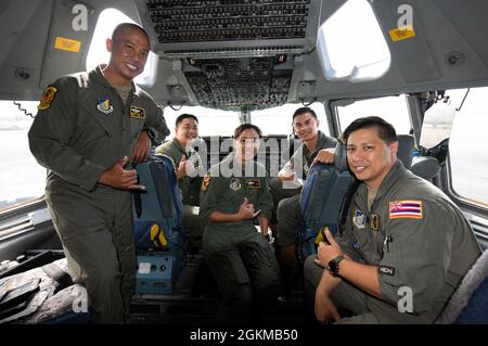 Eine All-Asiatische amerikanische und pazifische Besatzung der 204. Und 535. Airlift-Geschwader führt am 25. Mai 2021 auf der Joint Base Pearl Harbor-Hickam, Hawaii, eine Trainingsmission auf einem C-17 Globemaster III durch. Im Rahmen des AAPI Heritage Month schloss sich die Besatzung anderen Flugzeugen, die von AAPI Airmen geflogen wurden, an einer Übungsmission zum Tanken an. AAPIs im Militär und pflegen ein Vermächtnis von Dienst und Opfer von denen vor ihnen gesetzt. Stockfoto