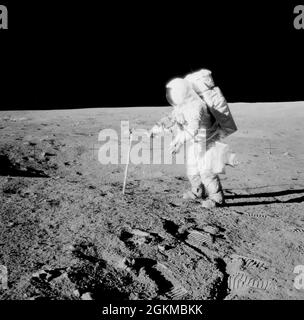 (20. November 1969) --- Astronaut Alan L. Bean, Mondmodulpilot, treibt während der Apollo 12-Extravehikularaktivität ein Kernprobenrohr in die Mondoberfläche. Gute Sicht auf Mondboden. Stockfoto