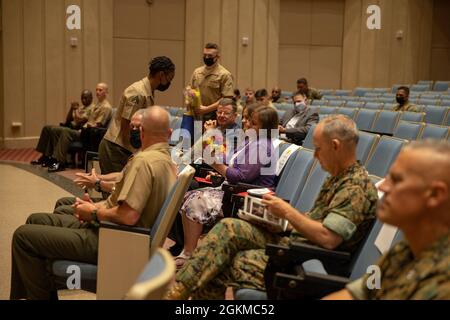 US-Marineinfanteristen, Freunde und Familie nehmen an der Ruhestandszeremonie von Col. John R. Woodworth, Richteranwalt der Rechtsabteilung, in Little Hall auf der Marine Corps Base Quantico, Virginia, am 25. Mai 2021 Teil. Woodworth zog sich nach 31 Jahren treuer Dienste zurück. Stockfoto