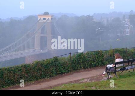 Bristol, Großbritannien. September 2021. Nebel am frühen Morgen umgibt das berühmte Wahrzeichen der Clifton Suspension Bridge in Bristol. Kredit: JMF Nachrichten/Alamy Live Nachrichten Stockfoto