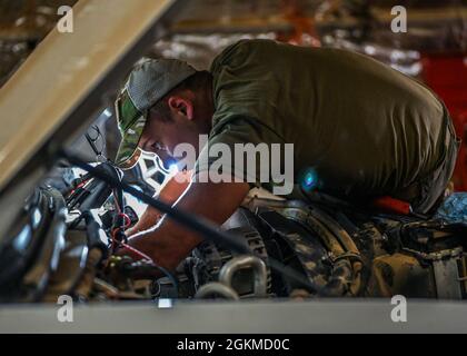 Ryan Knutson, Senior Airman, 726. Expeditionary Air Base Squadron, Fahrzeuginstandhaltungstechniker, installiert am 25. Mai 2021 auf dem Chabelley Airfield, Dschibuti, ein neues Teil an einem Krankenwagen. Knutson hat an allen Arten von Fahrzeugen auf dem Camp Lemonnier und Chabelley Airfield gearbeitet, einschließlich Kipper, Bobtails, Feuerwehrautos, Backhoes, Und Gabelstaplern. Stockfoto