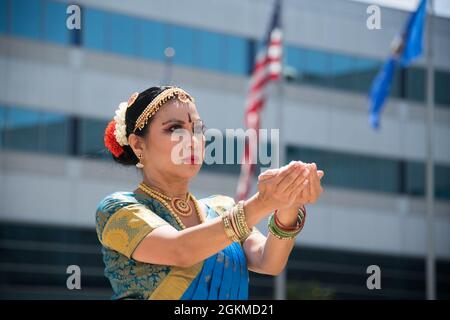 Frau Hermano von der Commander's Action Group führt den traditionellen indischen Tanz namens Pushpanjali während der Asian American Pacific Islander Heritage (AAPIH)-Veranstaltung im Space and Missile System Center Courtyard, Los Angeles Air Force Base in El Segundo, Kalifornien, am 25. Mai 2021 auf. Der Mai wird als „Asian American Pacific Islander Heritage Month“ gefeiert. Es handelt sich um eine nationale Observanz, die von den derzeit in den Vereinigten Staaten lebenden 22.2 Millionen Asiaten und 1.6 Millionen pazifischen Inselbewohner gekennzeichnet ist. Stockfoto