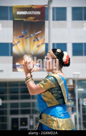 Frau Hermano von der Commander's Action Group führt den traditionellen indischen Tanz namens Pushpanjali während der Asian American Pacific Islander Heritage (AAPIH)-Veranstaltung im Space and Missile System Center Courtyard, Los Angeles Air Force Base in El Segundo, Kalifornien, am 25. Mai 2021 auf. Der Mai wird als „Asian American Pacific Islander Heritage Month“ gefeiert. Es handelt sich um eine nationale Observanz, die von den derzeit in den Vereinigten Staaten lebenden 22.2 Millionen Asiaten und 1.6 Millionen pazifischen Inselbewohner gekennzeichnet ist. Stockfoto