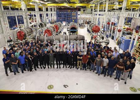 Mitglieder des Oklahoma City Air Logistics Complex (OC-ALC) Heavy Maintenance Center posieren für ein Gruppenfoto mit dem F-35A Lightning II Demonstrationsteam der Air Force während ihres Besuchs auf der Tinker Air Force Base, Oklahoma, 25. Mai 2021. Der Besuch und der anschließende Demonstrationsflug wurden vom Air Combat Command als Zeichen der Wertschätzung für die Männer und Frauen, die die Wartung der F-35-Motoren unterstützen, bereitgestellt. OC-ALC führt alle Aspekte der Motorwartung am Motor F135 durch. Stockfoto