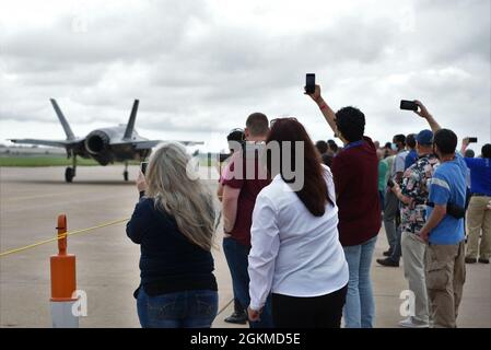 Mitglieder des Oklahoma City Air Logistics Complex Heavy Maintenance Center machen Fotos, als ein Air Force F-35 Lightning II Demonstrationsflugzeug vom Team zur Startbahn auf der Tinker Air Force Base, Oklahoma, 25. Mai 2021, taxi. Die Männer und Frauen des HMC unterstützen alle Modelle des F-35, einschließlich der Air Force-, Navy- und Marine-Varianten sowie die der Partnerländer. Stockfoto