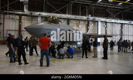 Mitglieder des Schwerwartungszentrums des Luftlogistikkomplexes von Oklahoma City inspizieren vor einem Demonstrationsflug auf der Tinker Air Force Base, Oklahoma, 25. Mai 2021 ein Flugzeug des Air Force F-35 Lightning II Demonstrationsteams. Einige Mitarbeiter, die den F135-Motor reparieren, der den F-35A antreibt, haben das Flugzeug noch nie persönlich gesehen. Stockfoto