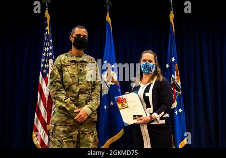 Frau Tricia Sulham, leitende Ehegatten im Production Corps, erhält den Volunteer Excellence Award, der vom LT-Col John Francis, 61. Air Base Group IMA, an den stellvertretenden Kommandanten im Rahmen der Los Angeles Air Force Base Volunteer Appreciation Ceremony im Gordon Conference Center, LAAFB, El Segundo, Kalifornien, im April 15 verliehen wurde. 2021. Stockfoto